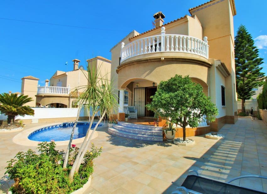 3 bedroom Villa for sale in Villamartin with pool garage - € 369,000 (Ref: 10112179)
