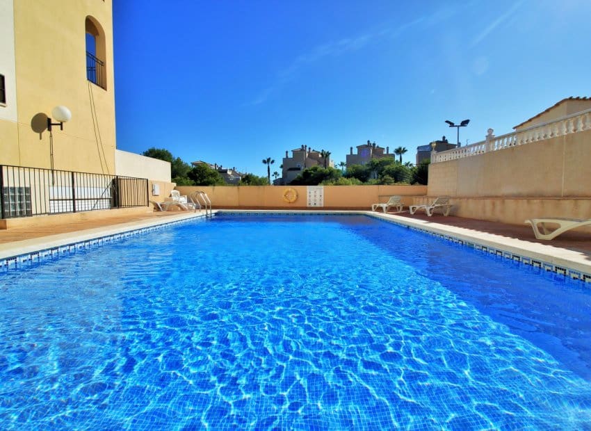 3 makuuhuone Huvila myytävänä paikassa Playa Flamenca mukana uima-altaan 
autotalli - 259 950 € (Ref: 10112182)