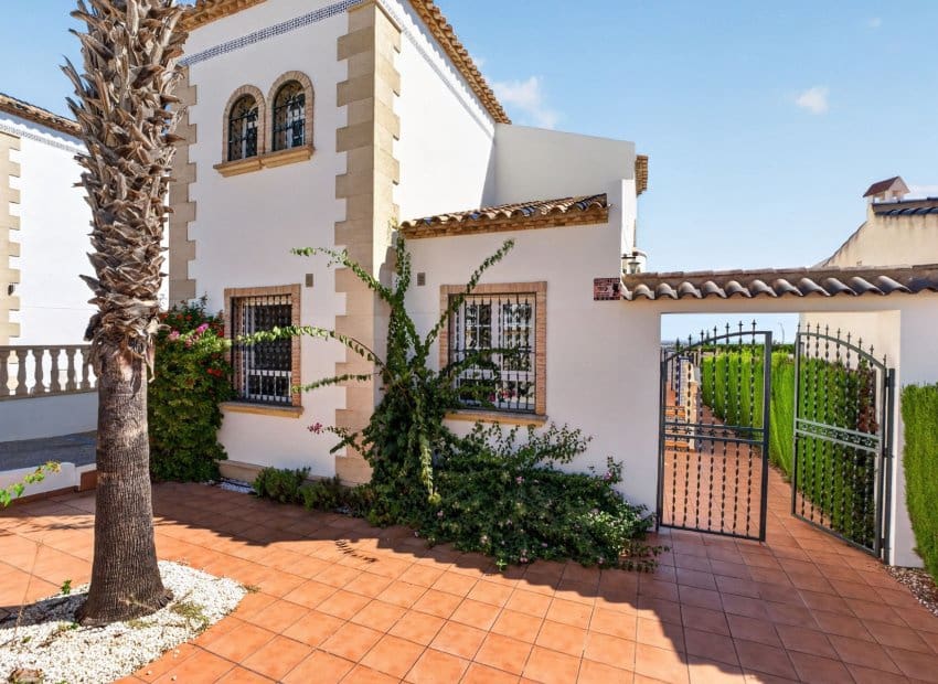3 sovrum Villa till salu i Villamartin med pool - 529 000 € (Ref: 10118019)