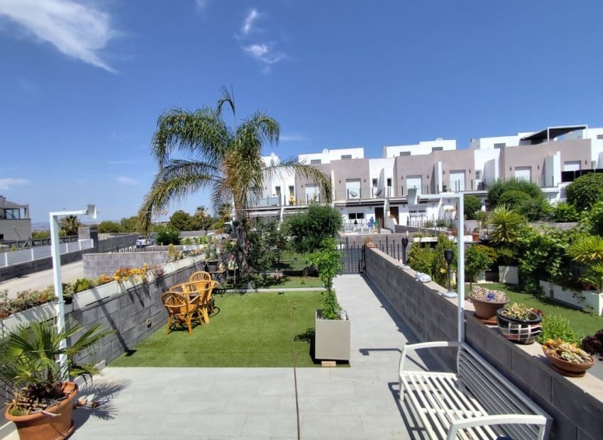 4 chambre Maison de Ville à vendre à Torrevieja avec piscine garage - 399 000 € (Ref: 10133426)