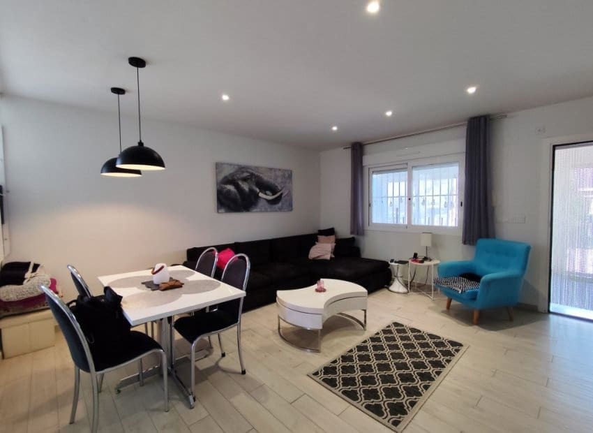4 chambre Maison de Ville à vendre à Torrevieja avec piscine garage - 399 000 € (Ref: 10133426)