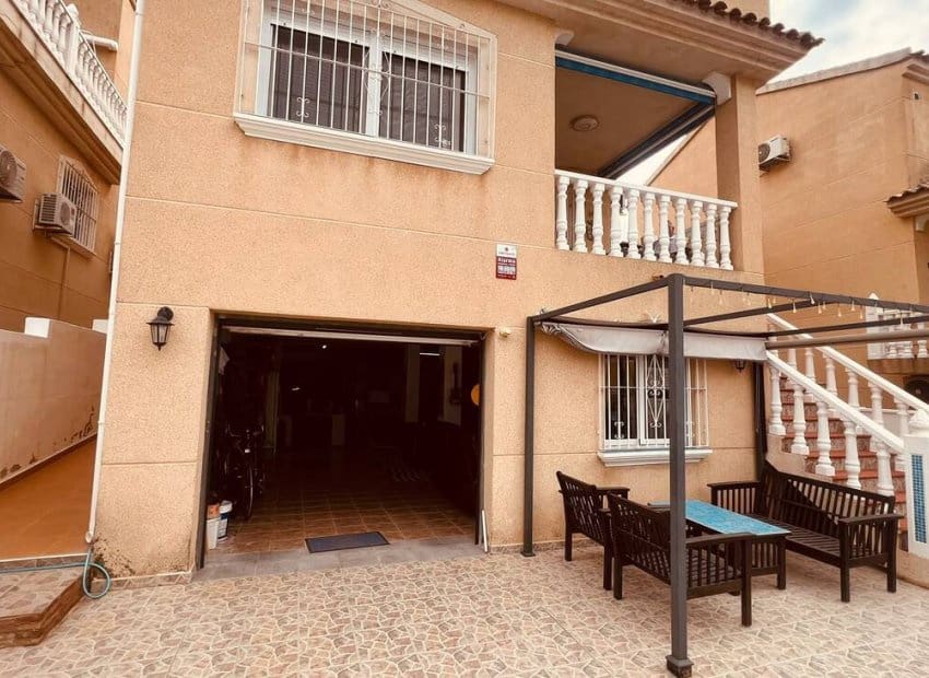 3 sovrum Villa till salu i Villamartin med pool - 299 950 € (Ref: 10144840)