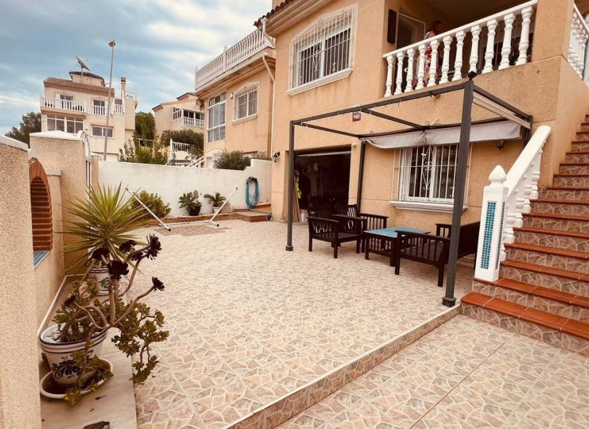 3 sovrum Villa till salu i Villamartin med pool - 299 950 € (Ref: 10144840)