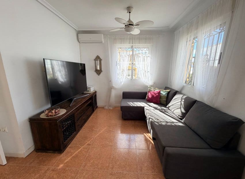 Casa de 3 habitaciones en Orihuela en venta con piscina - 180.000 € (Ref: 10175787)