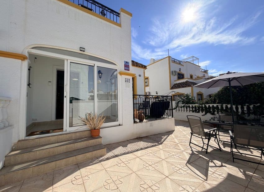 Casa de 3 habitaciones en Orihuela en venta con piscina - 180.000 € (Ref: 10175787)