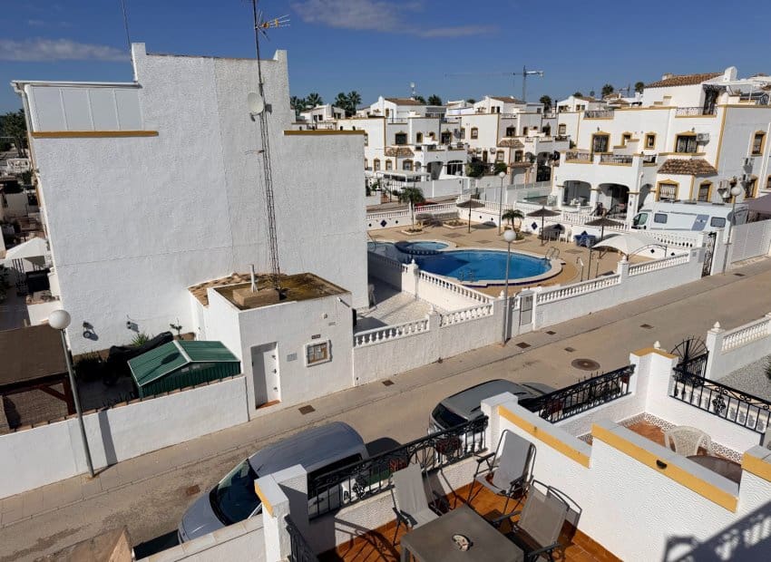 Casa de 3 habitaciones en Orihuela en venta con piscina - 180.000 € (Ref: 10175787)