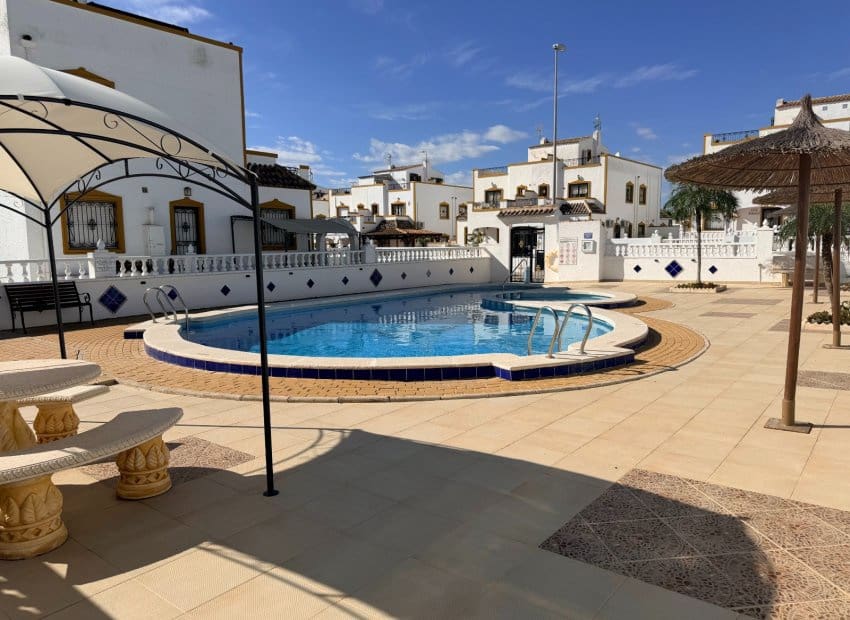 Casa de 3 habitaciones en Orihuela en venta con piscina - 180.000 € (Ref: 10175787)