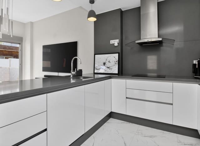 4 slaapkamer Villa te koop in Villamartin, Orihuela met zwembad garage - € 469.995 (Ref: 10175790)