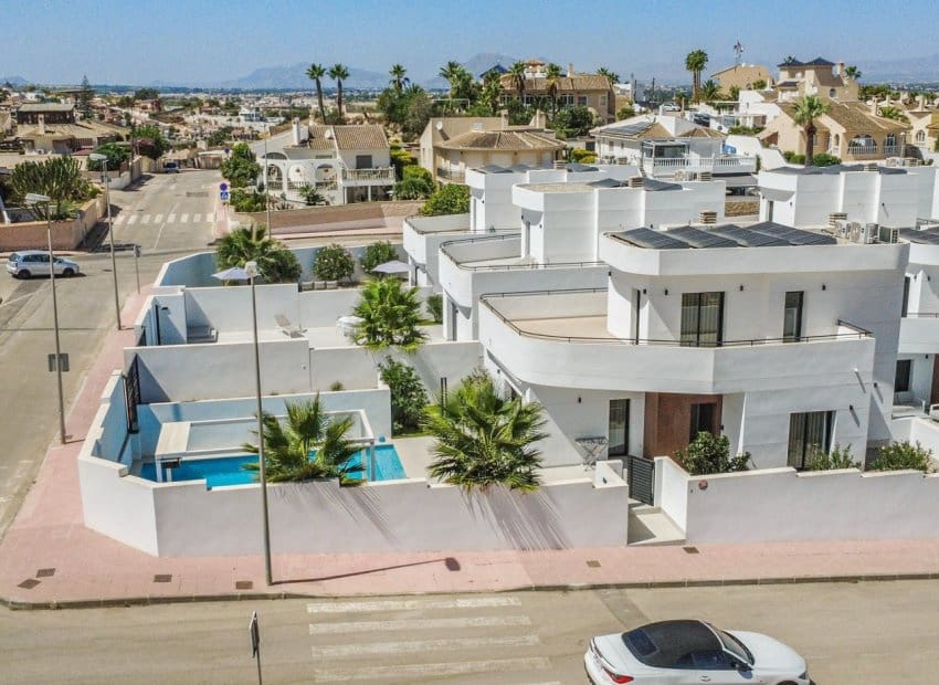 4 soverom Villa til salgs i Ciudad Quesada med svømmebasseng garasje - € 650 000 (Ref: 10175798)