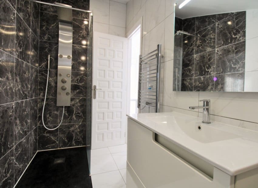 3 slaapkamer Huis te koop in Villamartin met zwembad - € 289.000 (Ref: 10175820)