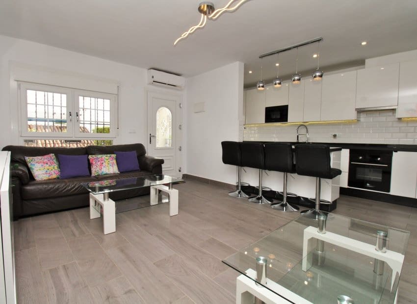 3 slaapkamer Huis te koop in Villamartin met zwembad - € 289.000 (Ref: 10175820)