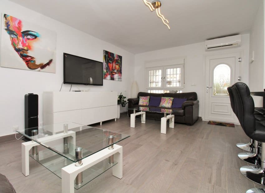 3 slaapkamer Huis te koop in Villamartin met zwembad - € 289.000 (Ref: 10175820)