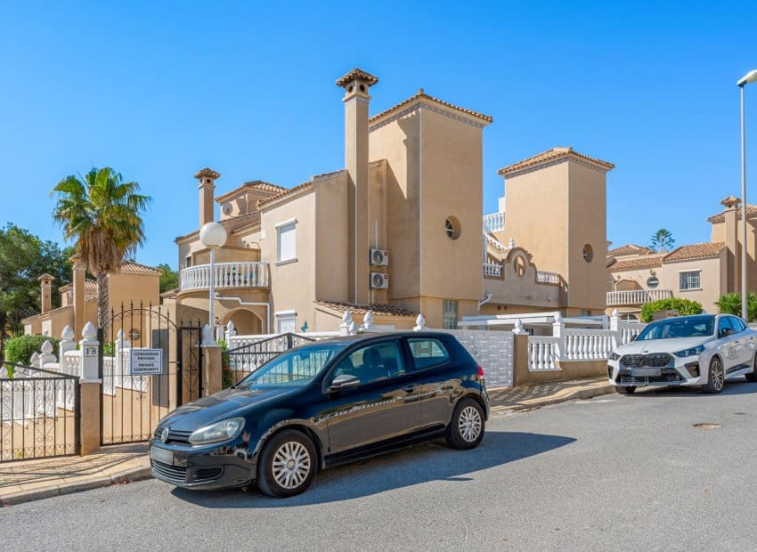 3 soveværelse Villa til salg i Villamartin med swimmingpool garage - € 265.000 (Ref: 10175832)
