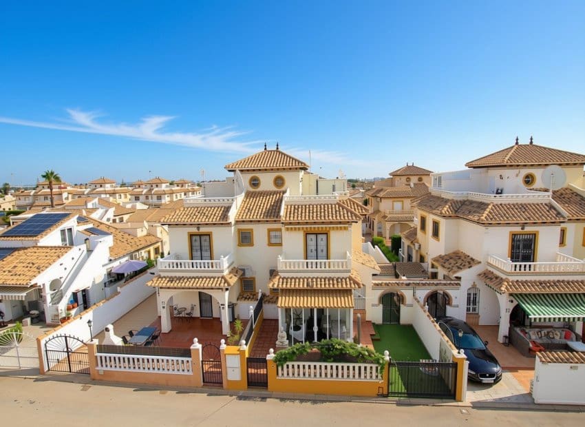 Casa de 2 habitaciones en Orihuela Costa en venta con piscina garaje - 220.000 € (Ref: 10175837)