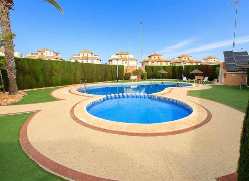 Casa de 2 habitaciones en Orihuela Costa en venta con piscina garaje - 220.000 € (Ref: 10175837)