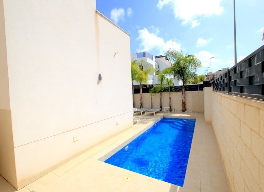 3 soveværelse Villa til salg i Benijofar med swimmingpool garage - € 389.000 (Ref: 10175839)