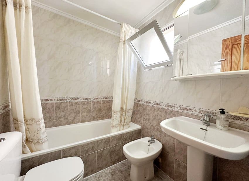 2 soveværelse Lejlighed til salg i Torrevieja med swimmingpool - € 149.900 (Ref: 10175854)