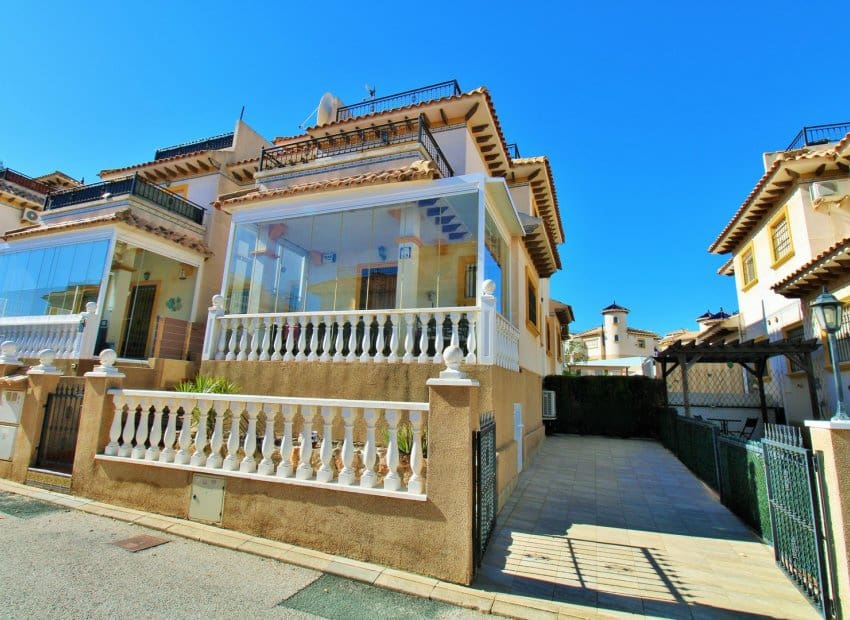 Casa de 3 habitaciones en Villamartin en venta con piscina garaje - 219.995 € (Ref: 10177525)