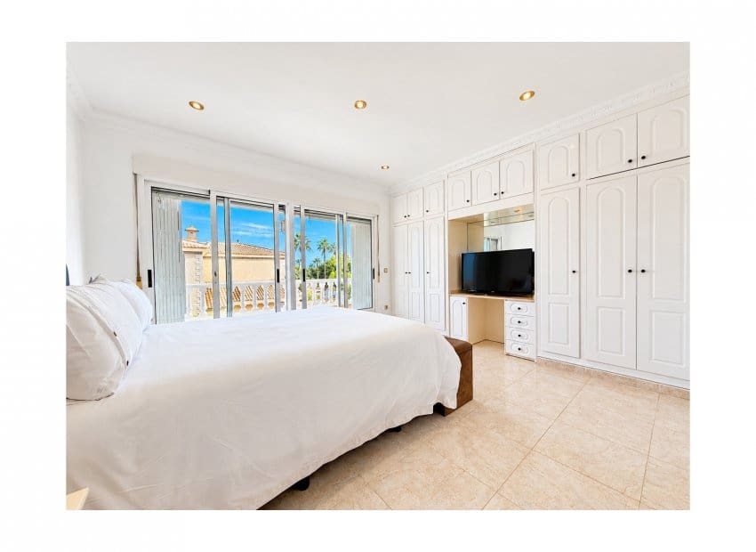 Chalet de 4 habitaciones en Doña Pepa en venta con piscina garaje - 549.995 € (Ref: 10183276)