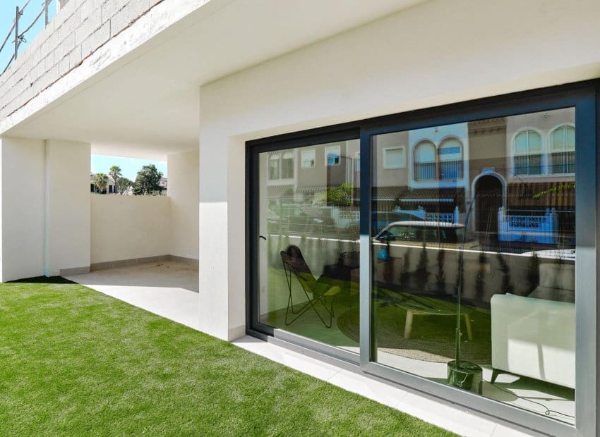 2 sypialnia Bungalow na sprzedaż w Torrevieja z basenem - 360 000 € (Ref: 8342207)