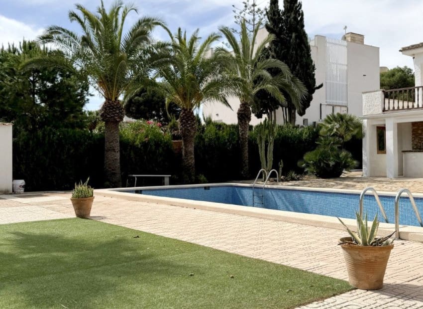 7 bedroom Villa for sale in Orihuela Costa with pool - € 899,000 (Ref: 8342300)