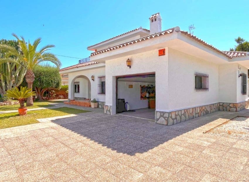 4 bedroom Villa for sale in Orihuela Costa with pool - € 950,000 (Ref: 8345458)
