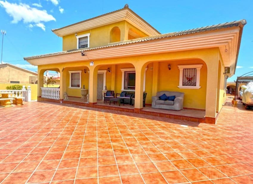 6 bedroom Villa for sale in Los Balcones with pool - € 625,000 (Ref: 8345858)
