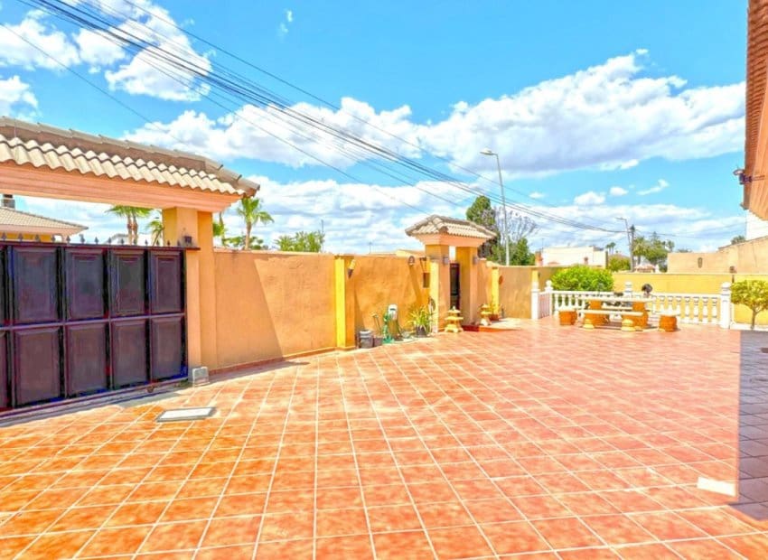 6 bedroom Villa for sale in Los Balcones with pool - € 625,000 (Ref: 8345858)