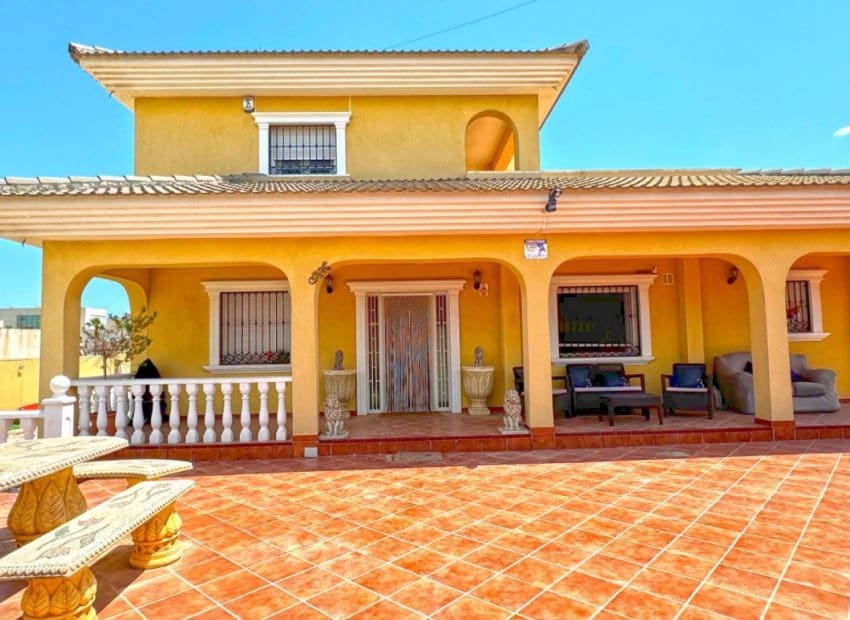 6 bedroom Villa for sale in Los Balcones with pool - € 625,000 (Ref: 8345858)