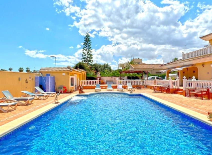 6 bedroom Villa for sale in Los Balcones with pool - € 625,000 (Ref: 8345858)