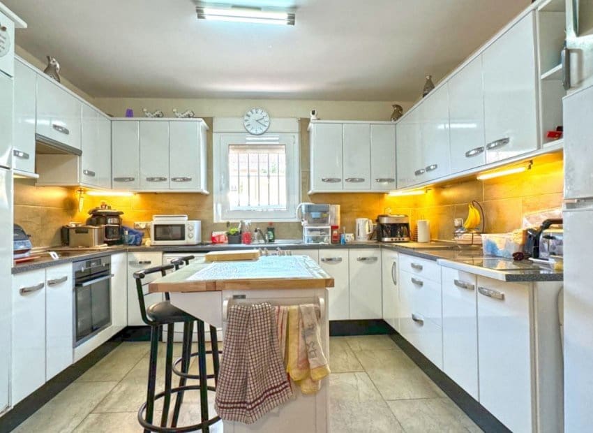 6 bedroom Villa for sale in Los Balcones with pool - € 625,000 (Ref: 8345858)