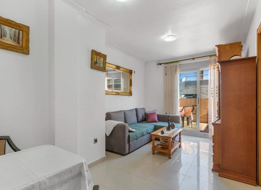 2 Zimmer Strandapartment zu verkaufen in Torrevieja mit Pool - 175.000 € (Ref: 8361203)