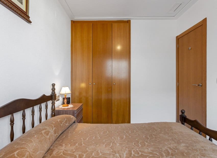 2 Zimmer Strandapartment zu verkaufen in Torrevieja mit Pool - 175.000 € (Ref: 8361203)