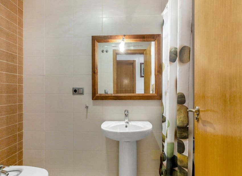 2 Zimmer Strandapartment zu verkaufen in Torrevieja mit Pool - 175.000 € (Ref: 8361203)