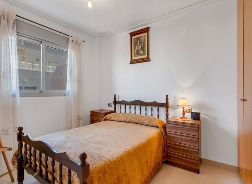 2 Zimmer Strandapartment zu verkaufen in Torrevieja mit Pool - 175.000 € (Ref: 8361203)