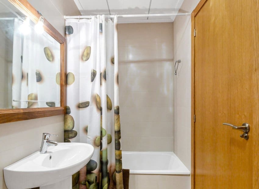 2 Zimmer Strandapartment zu verkaufen in Torrevieja mit Pool - 175.000 € (Ref: 8361203)