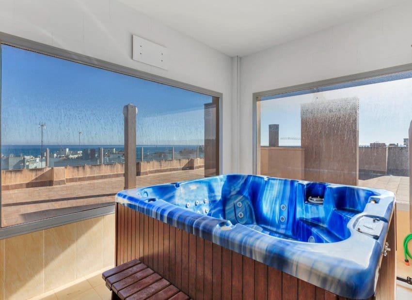 2 Zimmer Strandapartment zu verkaufen in Torrevieja mit Pool - 175.000 € (Ref: 8361203)