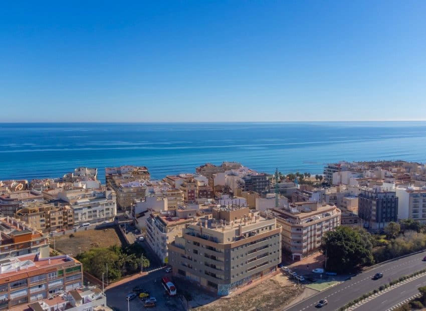2 Zimmer Strandapartment zu verkaufen in Torrevieja mit Pool - 175.000 € (Ref: 8361203)