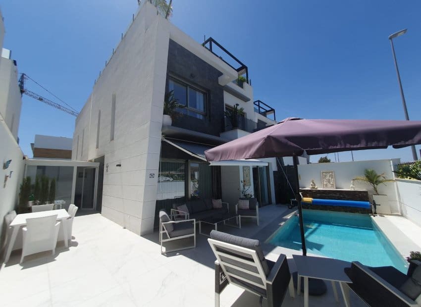 3 sovrum Semi-fristående Villa till salu i Ciudad Quesada med pool - 349 500 € (Ref: 8384016)