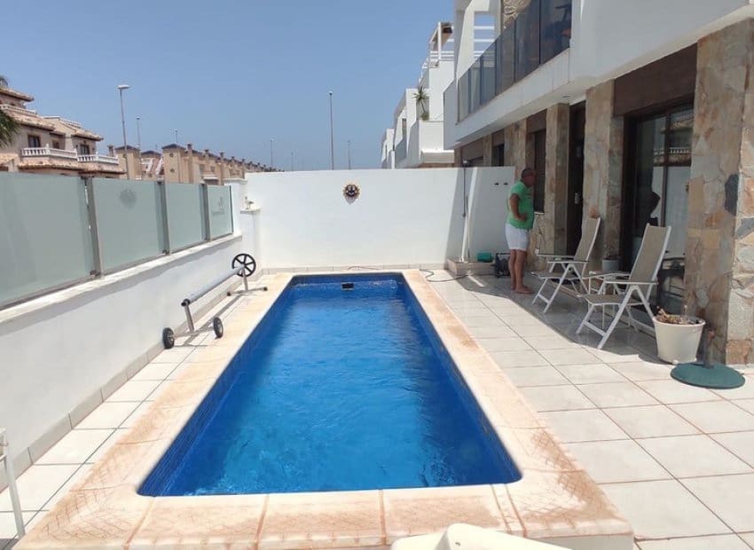2 soveværelse Villa til salg i Orihuela Costa med swimmingpool - € 299.000 (Ref: 8470578)