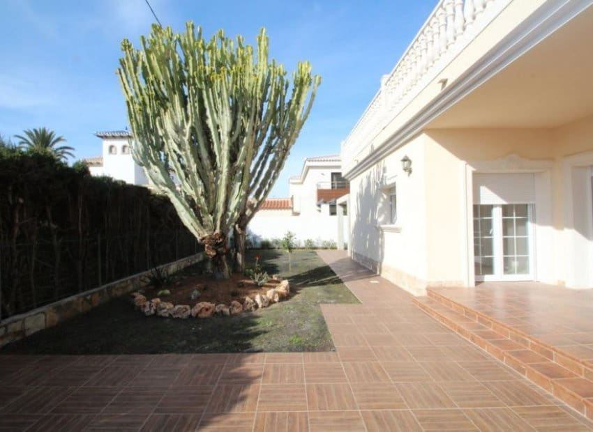 4 bedroom Villa for sale in Orihuela Costa with pool - € 910,000 (Ref: 8524597)