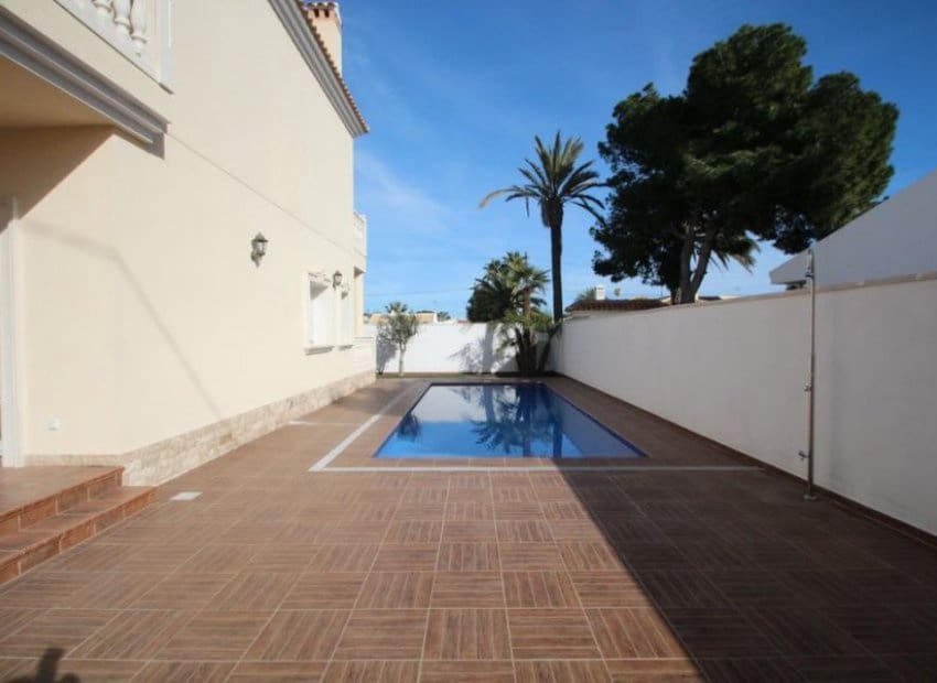 4 bedroom Villa for sale in Orihuela Costa with pool - € 910,000 (Ref: 8524597)