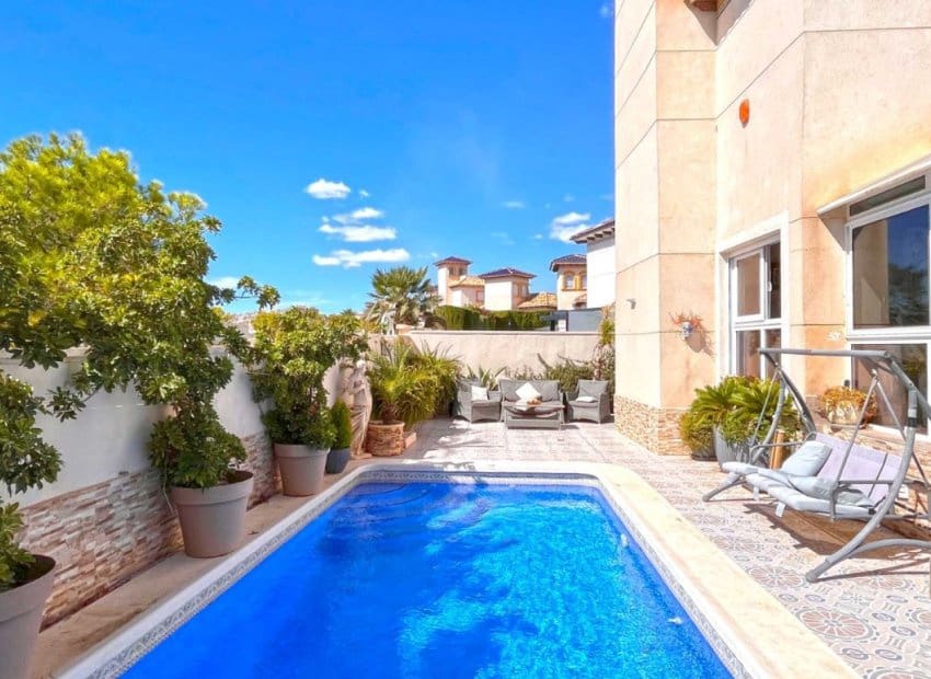 4 soveværelse Villa til salg i La Zenia med swimmingpool - € 399.000 (Ref: 8580915)