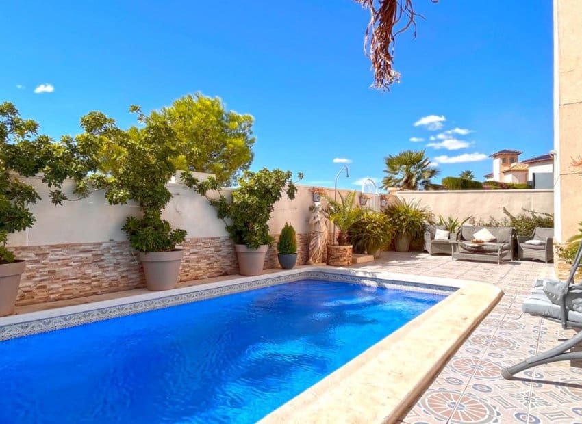 4 soveværelse Villa til salg i La Zenia med swimmingpool - € 399.000 (Ref: 8580915)