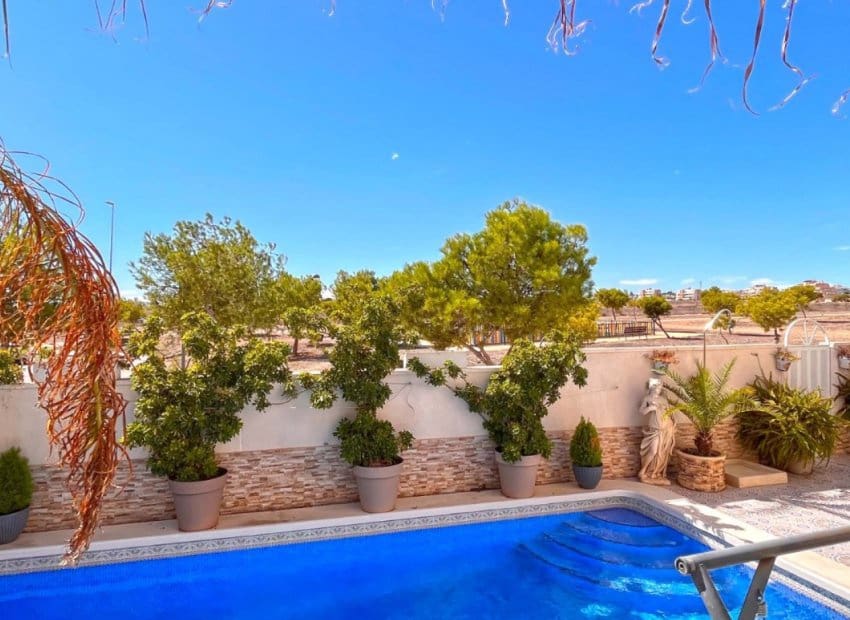 4 soveværelse Villa til salg i La Zenia med swimmingpool - € 399.000 (Ref: 8580915)