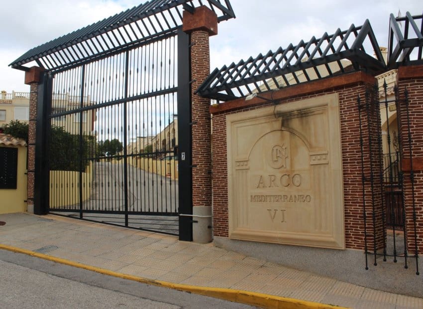 3 makuuhuone Paritalo myytävänä paikassa Algorfa mukana uima-altaan - 265 000 € (Ref: 8655101)