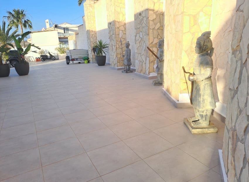 6 bedroom Villa for sale in Ciudad Quesada with pool - € 685,000 (Ref: 8680813)