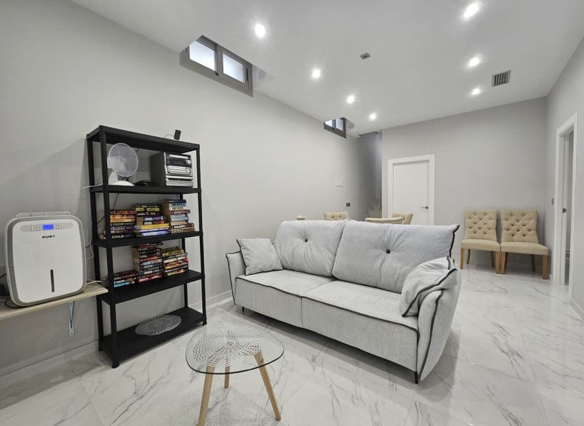 4 bedroom Villa for sale in Villamartin with pool - € 450,000 (Ref: 8743835)