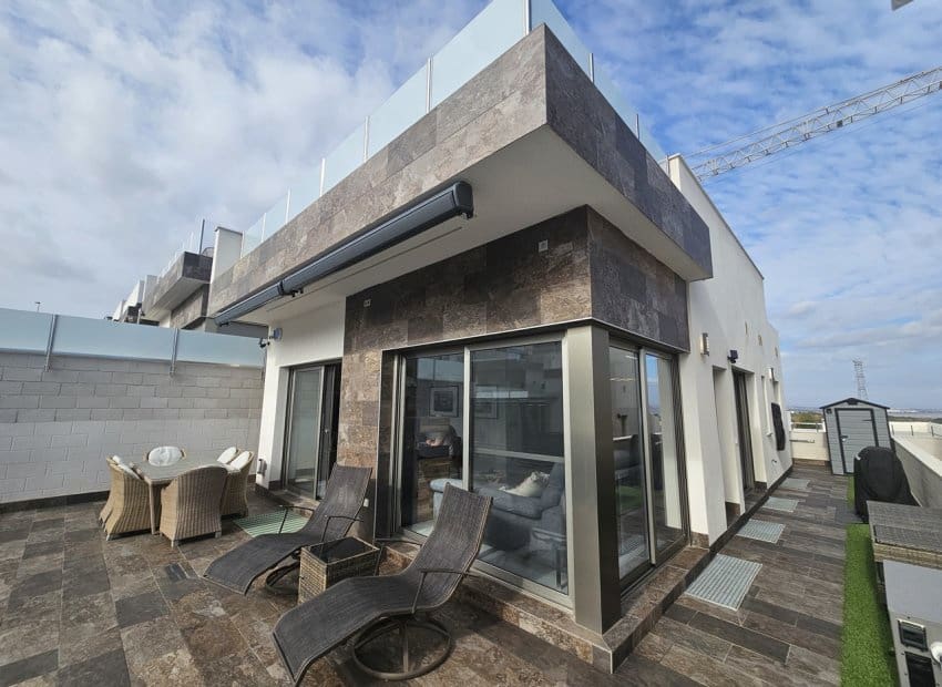 4 bedroom Villa for sale in Villamartin with pool - € 450,000 (Ref: 8743835)