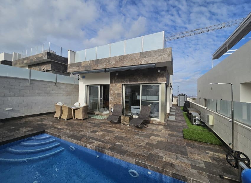 4 bedroom Villa for sale in Villamartin with pool - € 450,000 (Ref: 8743835)